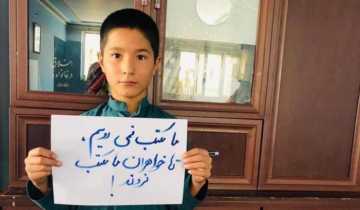 Sui social la protesta in favore delle studentesse escluse da scuola dai talebani