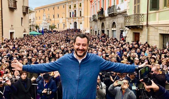 Eccezionale a Saxa Rubra: Il Tg2 batte il record di servizi che mostrano le piazze applaudire Salvini