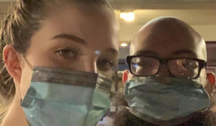 Vanno a cena fuori indossando la mascherina per proteggere il figlio malato: il proprietario li caccia