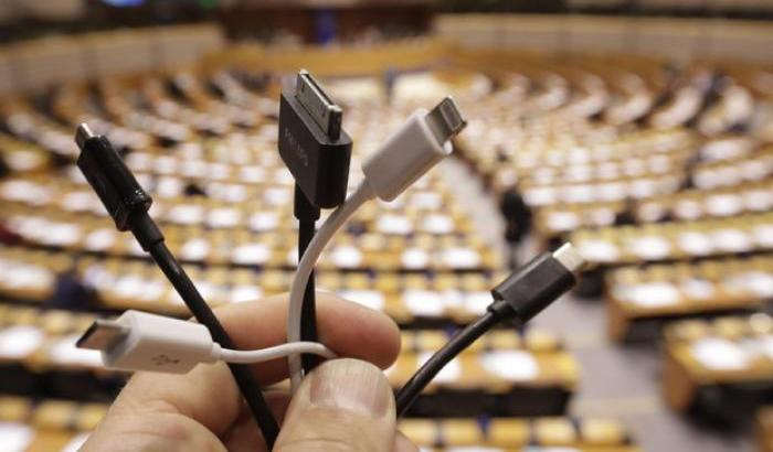 Arriva la proposta della commissione Ue: introduzione di un caricabatterie universale per cellulari