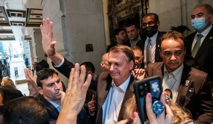 Il ministro brasiliano della salute positivo al Covid e Bolsonaro stringe mani senza mascherina