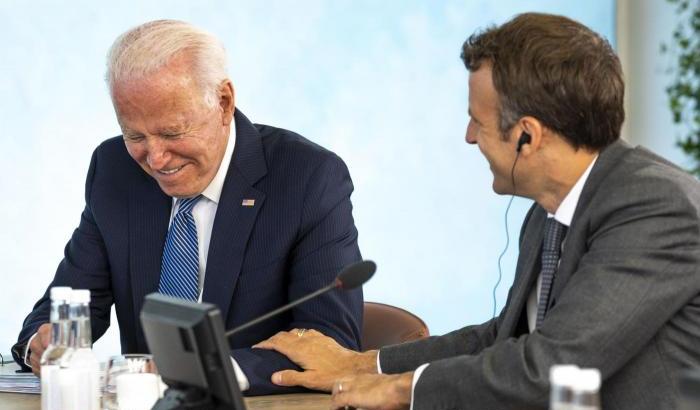 Telefonata tra Biden e Macron che sancisce la pace dopo il patto Aukus. Ma Johnson...