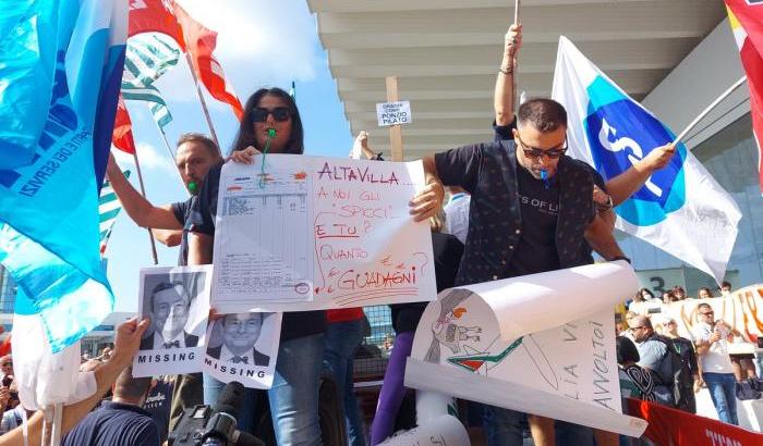 I lavoratori Alitalia manifestano e bloccano l'autostrada Roma-Fiumicino. Ecco perché