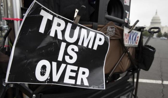 Striscione comparso dopo la vittoria alle elezioni presidenziali di Joe Biden con su la scritta 'Trump is Over'