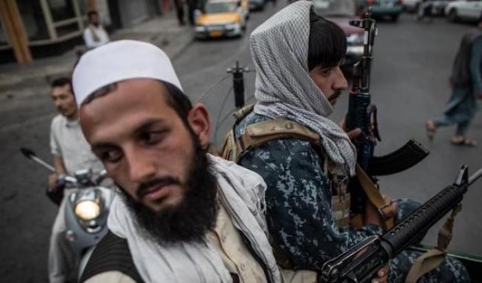 Divieti, obblighi, impiccagioni pubbliche, frustate e lapidazioni: questo è l'inferno talebano