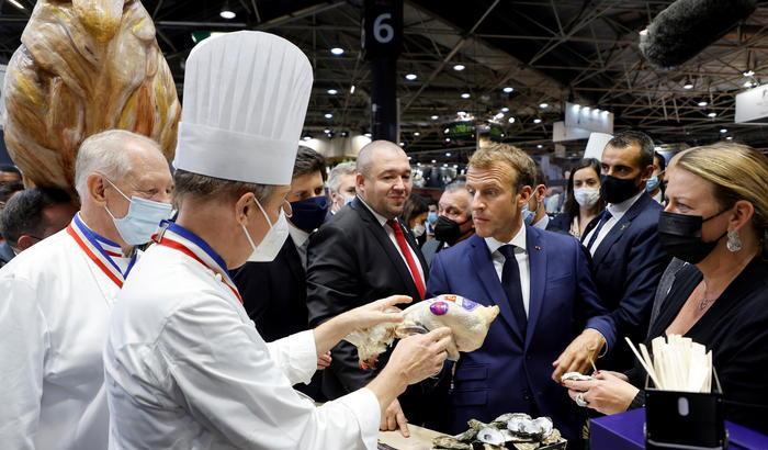Macron colpito da un uovo durante una la visita a Lione
