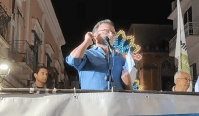 L'omofobo gesto dell'ex sindaco di Minervino: nomina Nichi Vendola e si tocca l'orecchio