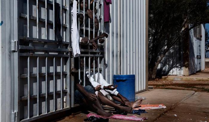 Migranti in un centro di detenzione in Libia