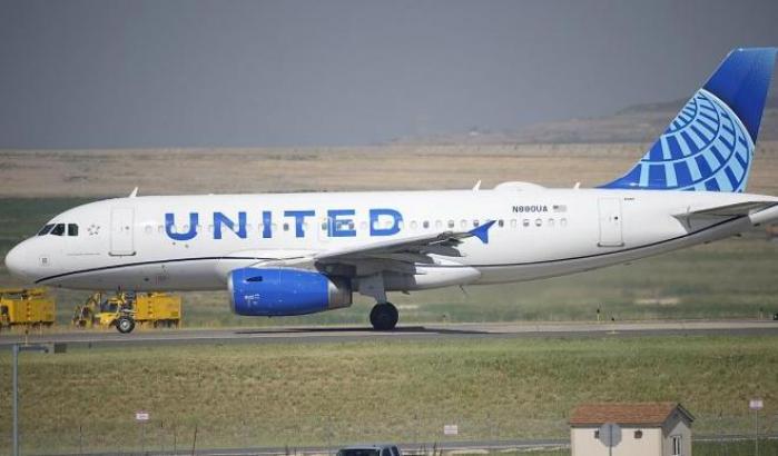 La United Airlines contro i dipendenti no-vax: ne licenzierà 593