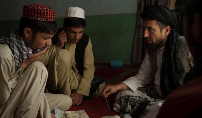 Le scuole islamiche diventate l'ultimo baluardo contro i talebani: ecco la vita in una madrasa a Kabul