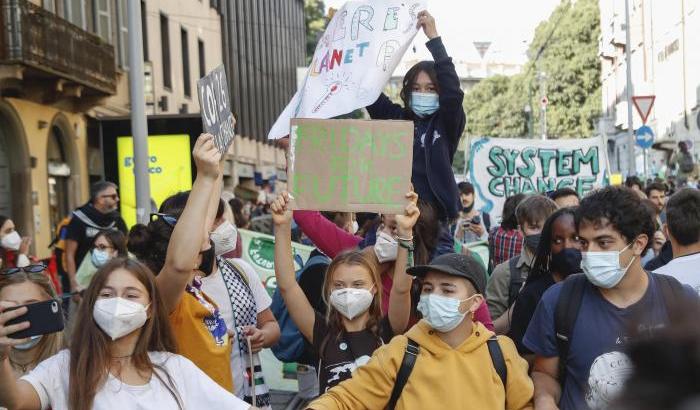 Greta in testa al corteo per il clima a Milano: 50mila giovani con lei sulle note di "Bella ciao"