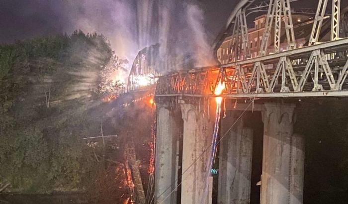 L'incendio fa crollare il "Ponte di ferro": a Roma caos e tanta rabbia