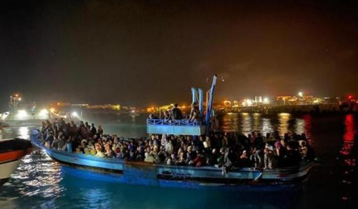 Sbarco di 400 migranti a bordo di 14 barchini a Lampedusa