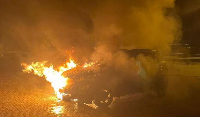 Auto incendiata a Monteparano, Taranto