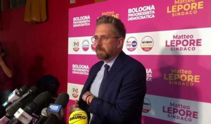 Il sindaco di Bologna: "Vergognosi gli insulti a Liliana Segre, un filo nero lega i no green pass"