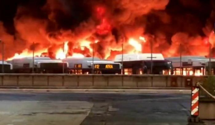 Divampa un incendio nel deposito di Tor Sapienza a Roma: distrutti una ventina di bus Atac