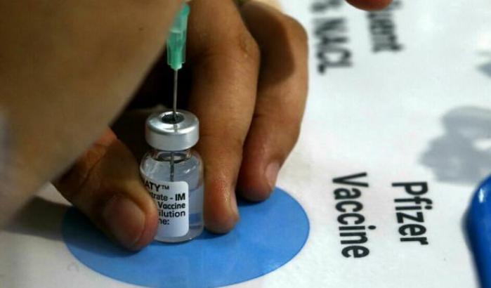 Scende l'efficacia del vaccino Pfizer contro il Covid: dall'88% al 47% in 6 mesi