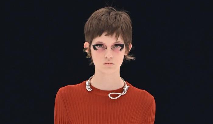 Modella Givenchy sfila con un cappio al collo