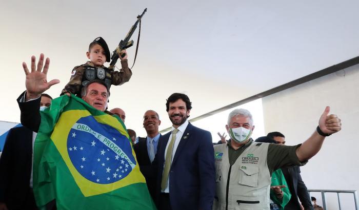 Bolsonaro si mette a pubblicizzare armi con un bambino: denunciato