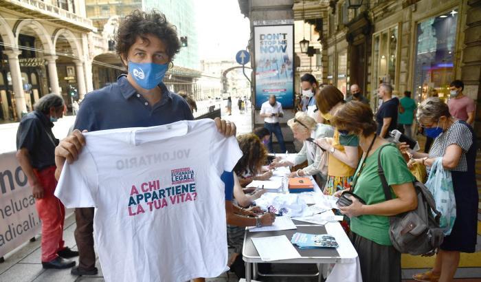 Raccolte 1,2 milioni di firme per l'eutanasia, Cappato ottimista: "Entro 8 mesi sarà legale"