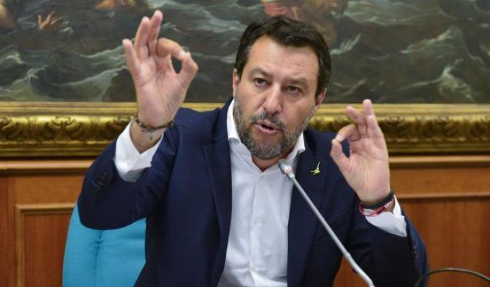 Salvini ancora contro il governo (di cui fa parte): "Discoteche al 35% una presa in giro"