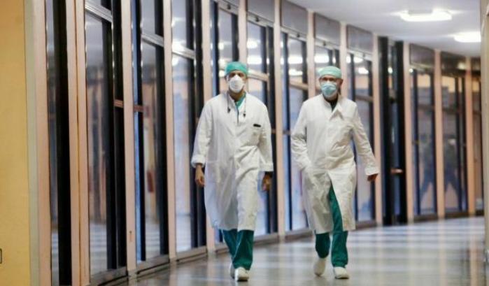 Salta l'indennizzo per i medici colpiti dal covid e per i familiari del 369 dottori uccisi dal virus: rabbia