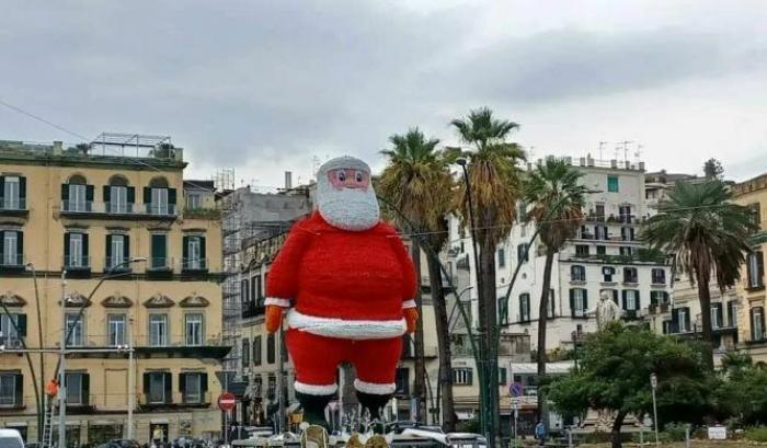 Il Babbo Natale gonfiabile istallato a Napoli