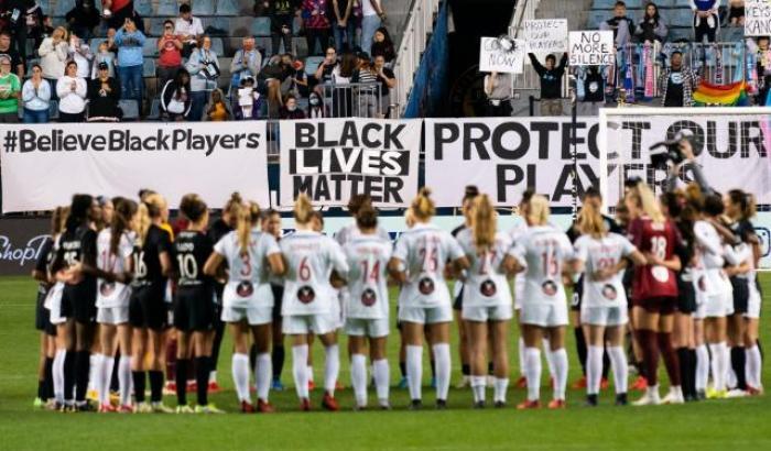 Le calciatrici sospendono una partita per protestare contro gli abusi sessuali