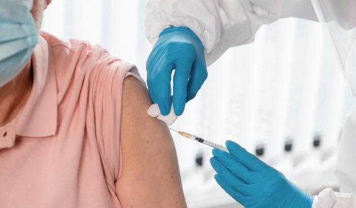 Gimbe: rallentano le nuove vaccinazioni e poche terze dosi