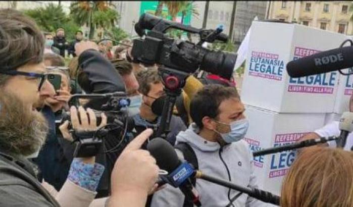 Adinolfi, in un blitz in piazza Cavour a Roma, contro i promotori del referendum sull'eutanasia