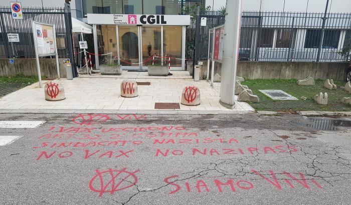 0005CCD4-scritte-no-vax-a-forli Scritte no-vax a Forlì