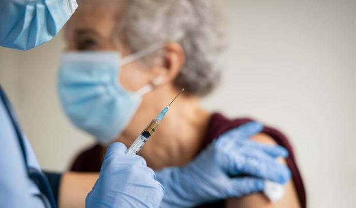 L'Iss sul Covid: "Tra i non vaccinati over 80 il tasso di mortalità è più alto di 13 volte"