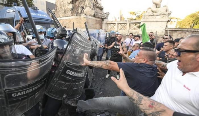 Assalto fascista a Roma (da notare un braccio con la svastica tatuata"