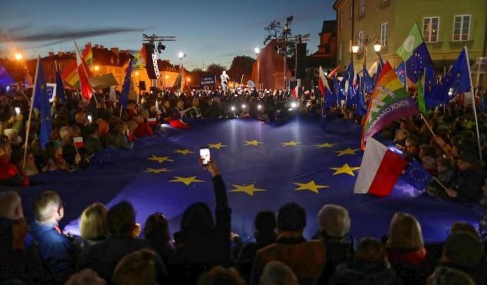 Circa centomila persone in piazza a Varsavia per manifestazione pro-Ue