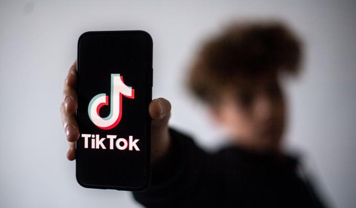 TikTok diventa teatro di complottismi: contenuti no vax con milioni di views, accessibili anche ai minori di 9 anni