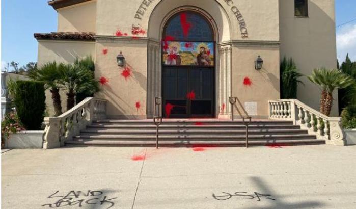 Una chiesa italiana vandalizzata a Los Angeles con slogan anticoloniali