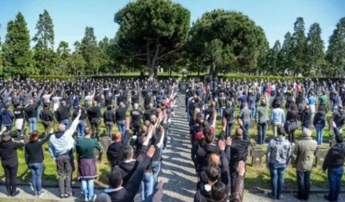 Saluto fascista al cimitero Maggiore di Milano