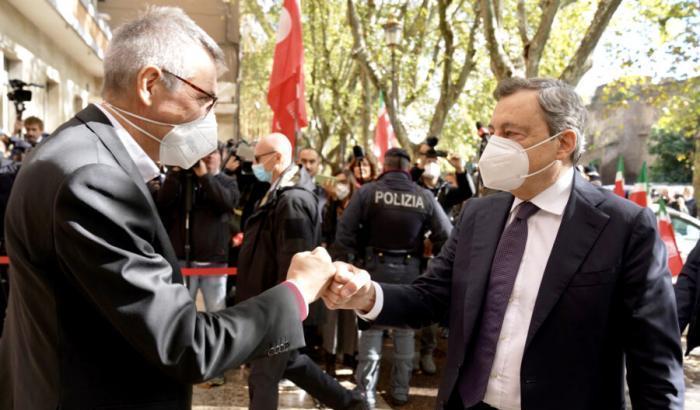 Green pass obbligatorio su luogo di lavoro, i sindacati: "Bisogna abbassare il prezzo dei tamponi"