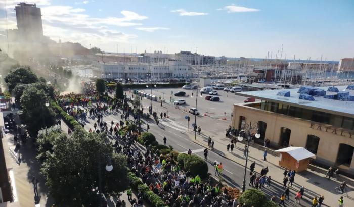 I portuali di Trieste al Governo: "Rinviate l'obbligo di green pass e trattiamo"