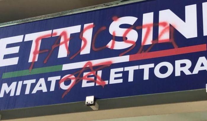"Fascista, ricordati piazzale Loreto": nella notte scritte al comitato elettorale, Michetti incassa e fa la vittima