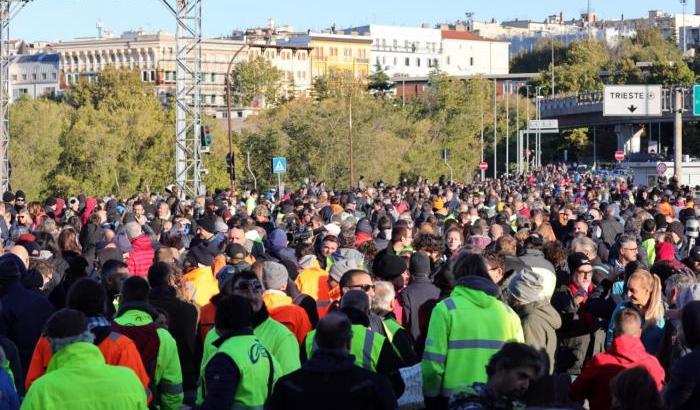 Duemila anti-Green pass manifestano a Trieste, i militari protestano a Sigonella: ecco come sta andando