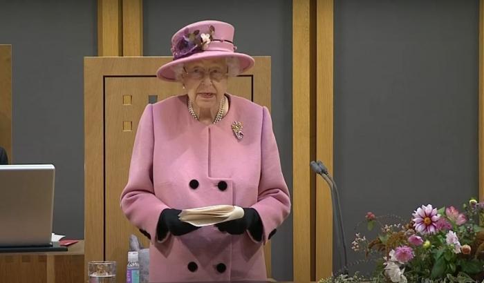 La famiglia reale segue Greta: la Regina irritata per il blablabla della politica sul clima