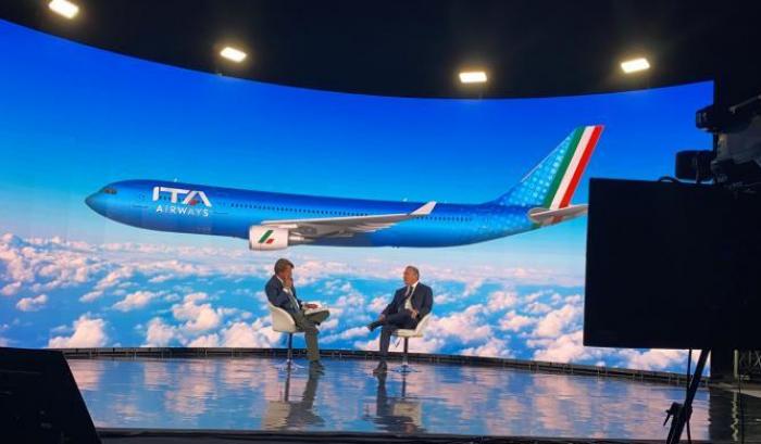 Nei cieli un nuovo aereo tutto azzurro, con il logo Ita Airways in oro, ali bianche e tricolore sulla coda...