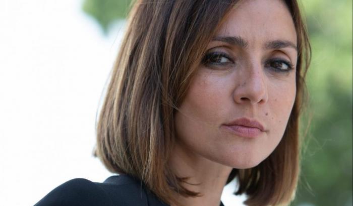 Ambra Angiolini non interviene al Salone del Libro. Einaudi: "La sottraiamo dal clamore mediatico"