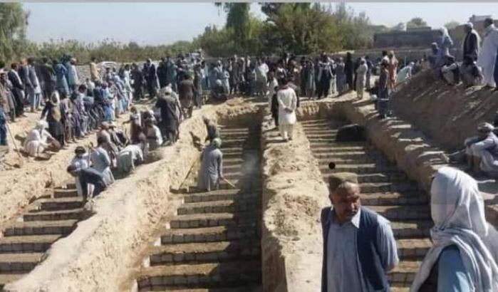 I funerali delle vittime sciite dell'attentato Isis alla moschea di Kandahar