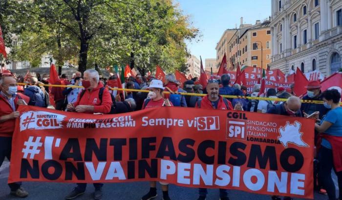 "Difendere la democrazia e sciogliere le forze neofasciste": a Roma la manifestazione dei sindacati
