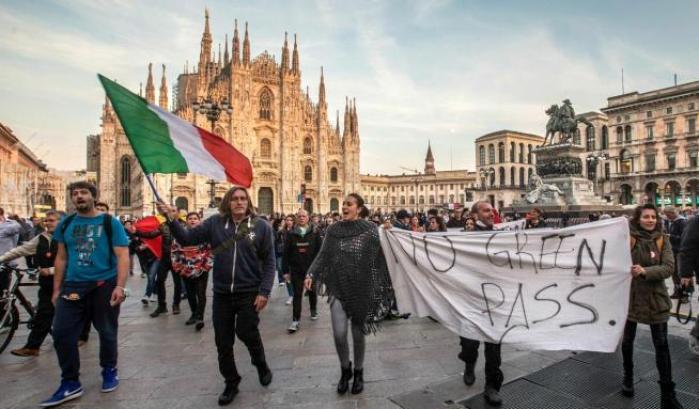 Cortei no-Green pass in tutta Italia: tensioni a Torino tra anarchici e Forza Nuova