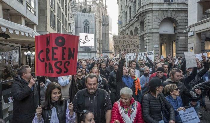 Momenti di tensione nel corteo anti-Green pass a Milano: due arresti e otto denunce