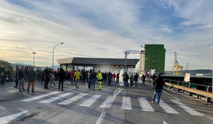 Al via lo sgombero: in funzione gli idranti sui manifestanti al porto di Trieste