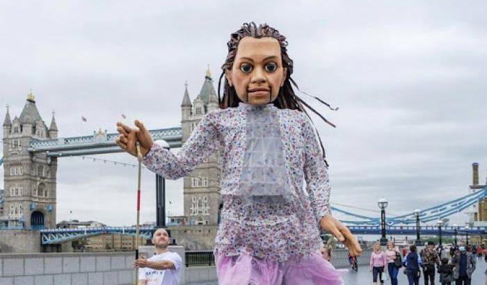 Arriva in Gran Bretagna il burattino della bambina siriana per l'ultima tappa del suo viaggio